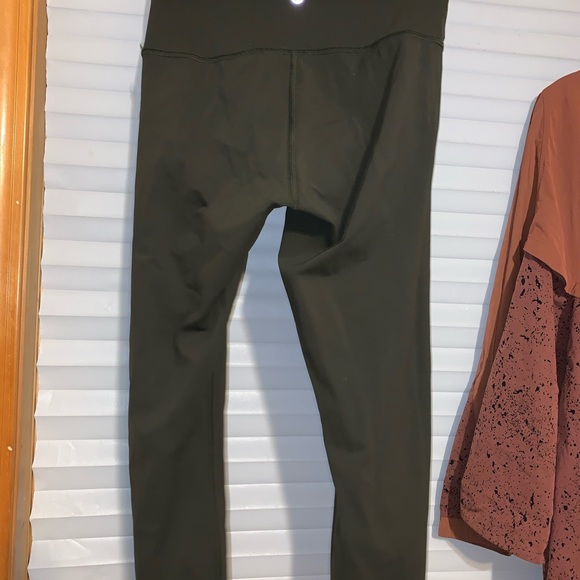Lululemon cropped leggings - Picture 2 of 3